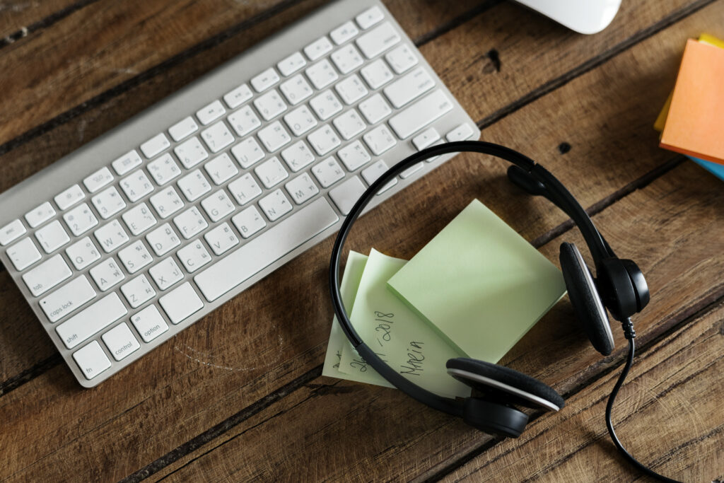 Un clavier et un casque audio sur un bureau